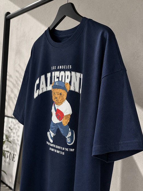 Футболка женская 25125 A-N оверсайз с принтом медвежонок надпись CALIFORNIA one size, темно-синий, one size Киев - изображение 18