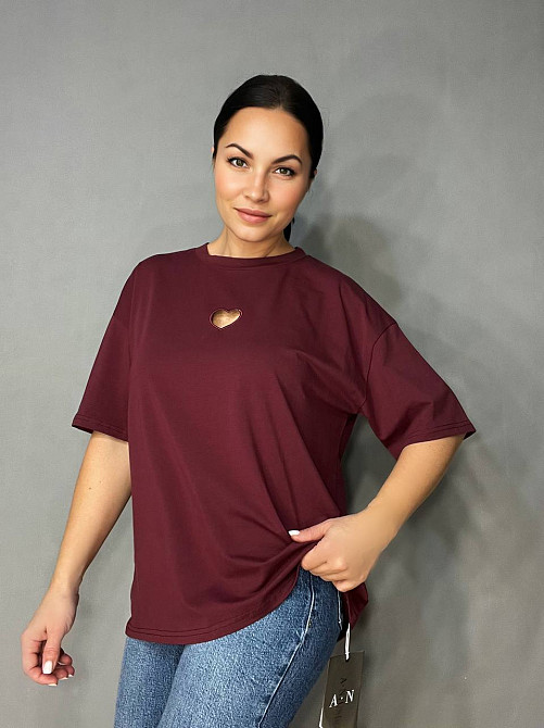 Футболка жіноча A-N 25037 оверсайз подовжена вільний крій виріз серце попереду one size, бордовий, o Одеса - фото 6
