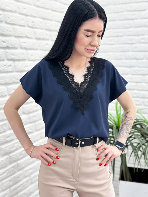 Жіноча блузка з вирізом та мереживом "Brenda" оптом | Норма і батал Темно-синій, 42-44 Київ - фото 3