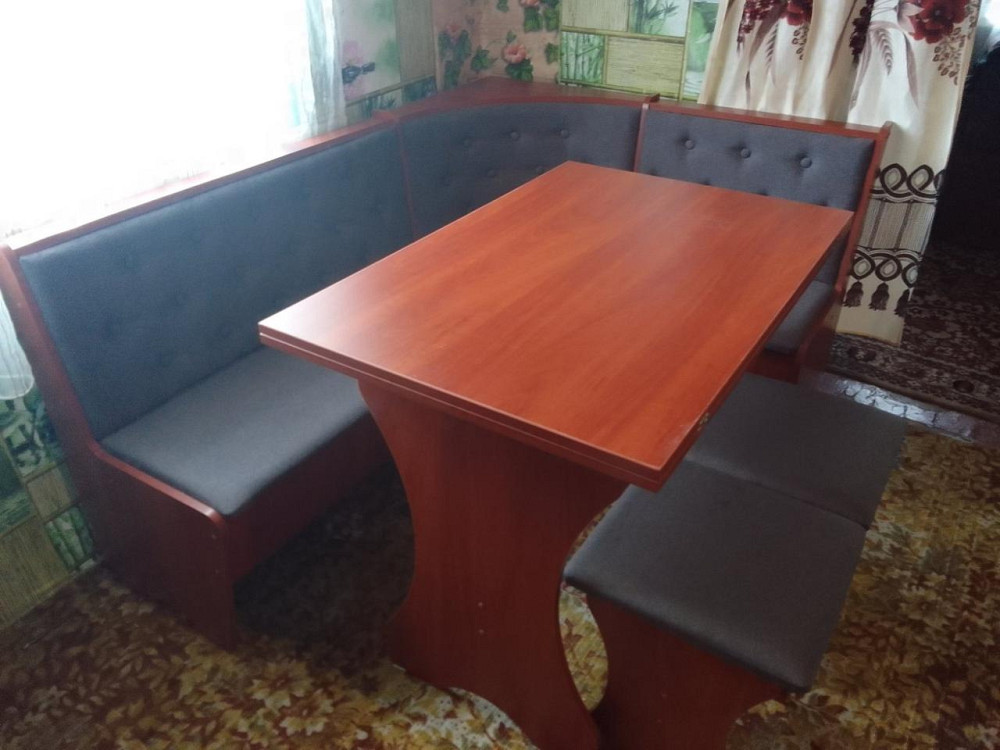 Маленький узкий обеденный кухонный уголок на кухню с раскладным столом и мягкими табуретками Яблоня Львов - изображение 7