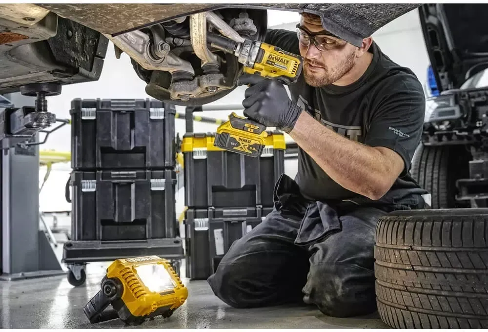 Профессиональный фонарь светодиодный аккумуляторный DeWALT DCL077: 12/18 V (без аккума и зарядки) Киев - изображение 8