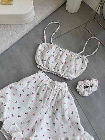 Жіноча ніжна принтована піжама: топ і шорти + гумка для волосся натуральний муслін Молочний 3 Одеса