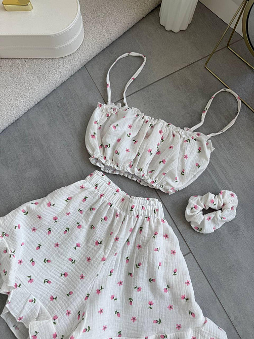 Женская нежная принтованная пижама: топ и шорты + резинка для волос натуральный муслин Молочный 3 Одесса - изображение 5