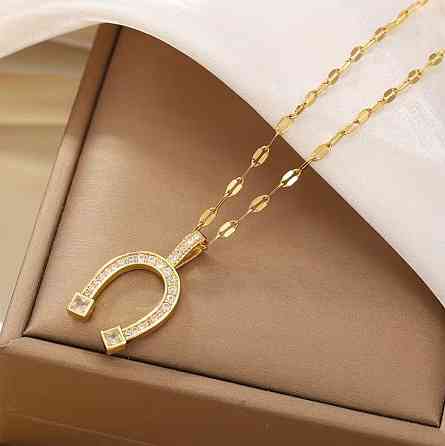 Подвеска-подкова в золотистом цвете с белыми циркониями Киев