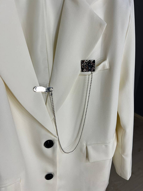 Пиджак женский Qidian 91110 оверсайз широкий крой на пуговицах с аксессуаром цепочкой one size белый, белый, one size Киев - изображение 18