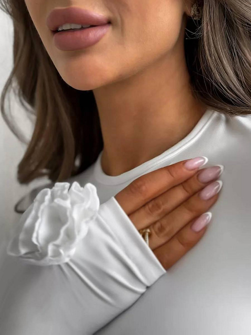 Женский лонгслив с изящными розами на руках трикотаж масло Молочный Одесса - изображение 4