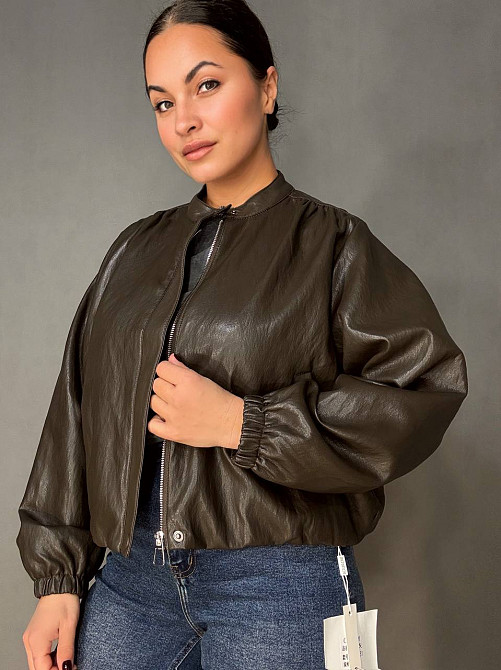Куртка жіноча Ou Mai 3351 з екошкіри бомбер на блискавці комір-стійка оверсайз коричнева, коричневий, XL Київ - фото 5