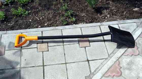Лопата Штикова із закругленим Лезом Fiskars Solid (131403/1003456) Нововолинськ