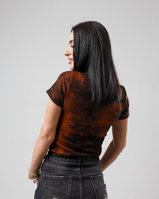 Жіноча футболка з ефектом тай-дай "Storm" оптом від виробника | Норма | Розпродаж моделі Теракотовий, 46-48 Київ - фото 2