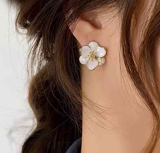 Серьги цветок белые эмалированные с кристаллами винтажные золотистые женские серьги 2 см Киев