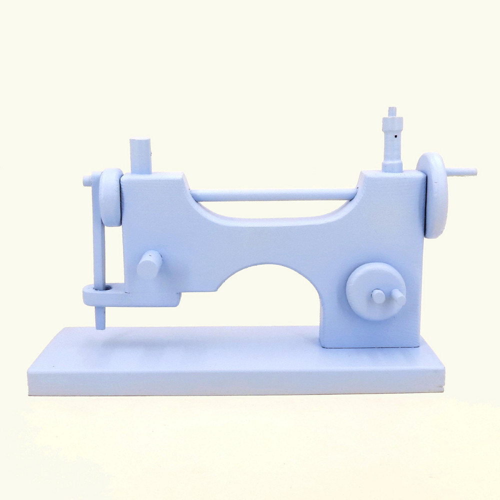Игрушечная швейная машинка 