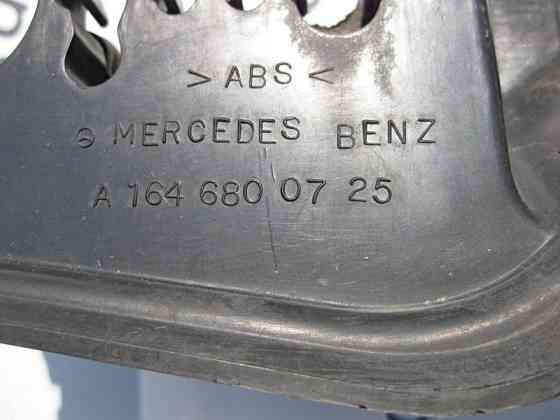 Mercedes-Benz  A1646800725 Нижня частина кабельного каналу на передній лівій колісній арці ML W164 GL X164 Одесса