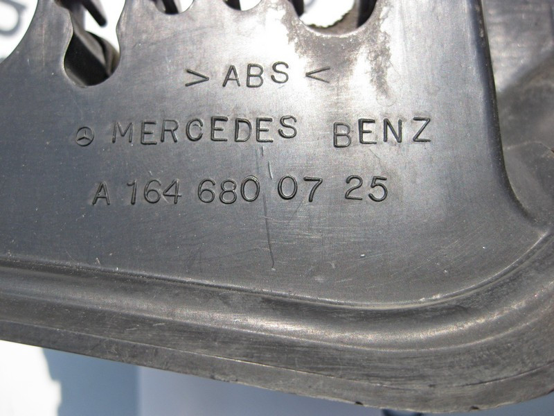 Mercedes-Benz  A1646800725 Нижня частина кабельного каналу на передній лівій колісній арці ML W164 GL X164 Одесса - изображение 3