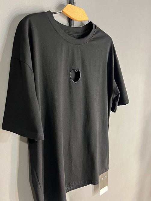 Футболка женская A-N 25037 оверсайз удлиненная свободный крой вырез сердце впереди one size, черный, one size Киев - изображение 9
