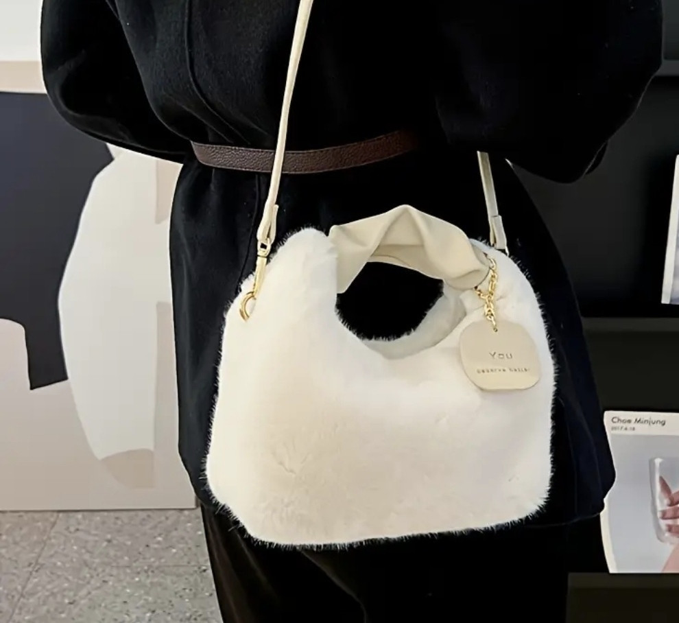 Сумка зі штучного хутра маленька біла Сміла - фото 1