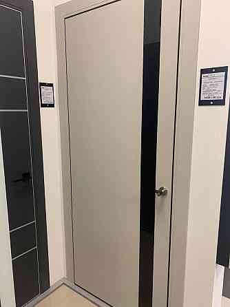 Двери экошпон, Полотно, серия PLATO (PL-04) Серый матовый. Стекло черное Киев