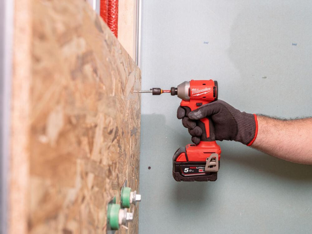 Шуруповерт ударний акумуляторний безщітковий MILWAUKEE M18 BLIDRCMC-402C (190Нм) (+ заряд.пристрій, 2 акум., Одесса - изображение 4