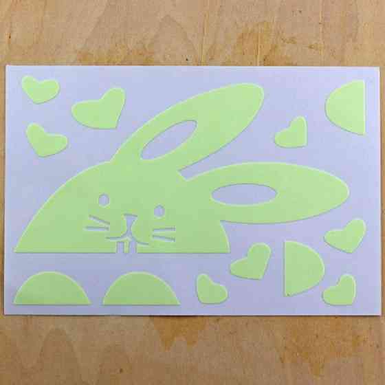 Люмінесцентна наклейка Заєць з сердечками 14 на 8 см салатовий Київ