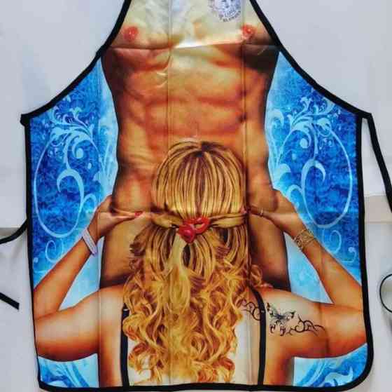Фартук с приколом мужской с торсом и девушкой для кухни и гриля 73 на 57 см разноцветный Киев