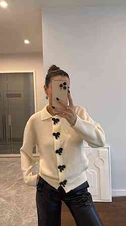 Жіночий укорочений кардиган із декоративними застібками у формі бантиків машинне в'язання Молочний Одеса