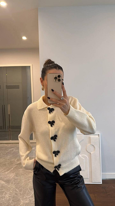 Женский укороченный кардиган с декоративными застежками в виде бантиков машинная вязка Молочный Одесса - изображение 5