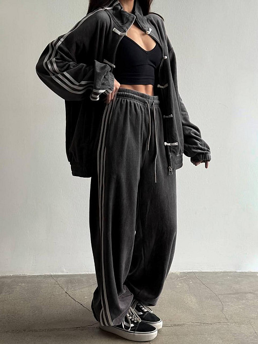 Женский костюм двойка: кофта и штаны в спортивном стиле с лампасами велюр Одесса - изображение 1