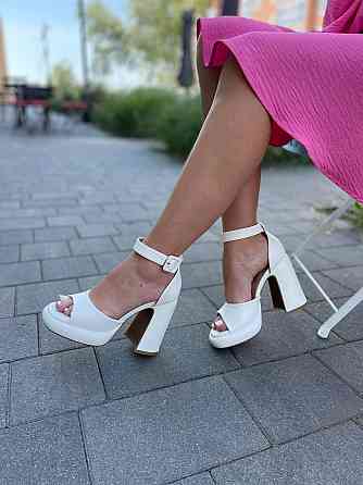 Meideli Модні жіночі босоніжки літні білі на товстому каблуці з відкритим носком з еко-шкіри ME Коломыя