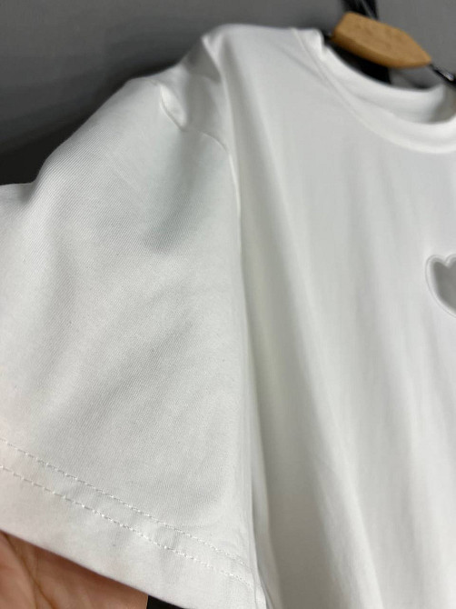 Футболка жіноча A-N 25037 оверсайз подовжена вільний крій виріз серце попереду one size, білий, one size Київ - фото 2