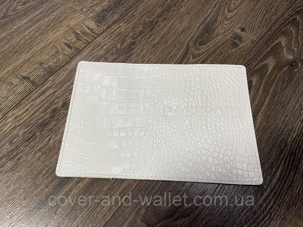 Жіноча шкіряна обкладинка на паспорт білого кольору під крокодила ST Leather Київ - фото 4