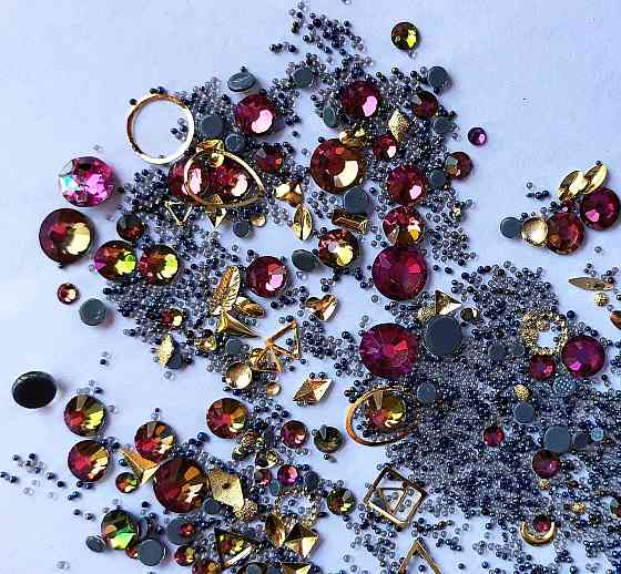 Стрази Swarovski мікс різні розміри та форми + формочки різних форм (1400 шт.) чорні та фіолетово- смарагдові. Київ