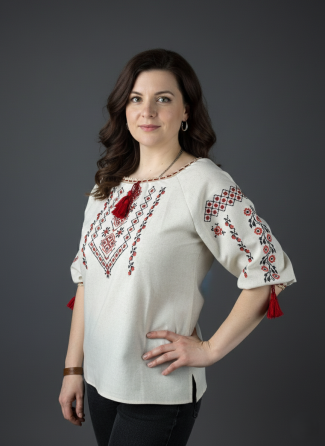 Лляна жіноча вишиванк з широкою горловиною орнамент геометричний Київ