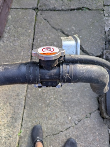 1350A015 Заливна горловина системи охолодження стан нової Коломия - фото 1