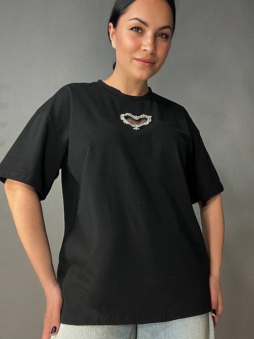 Футболка женская A-N 27009 оверсайз с вырезом в форме сердца с камнями, черный, one size Киев - изображение 6