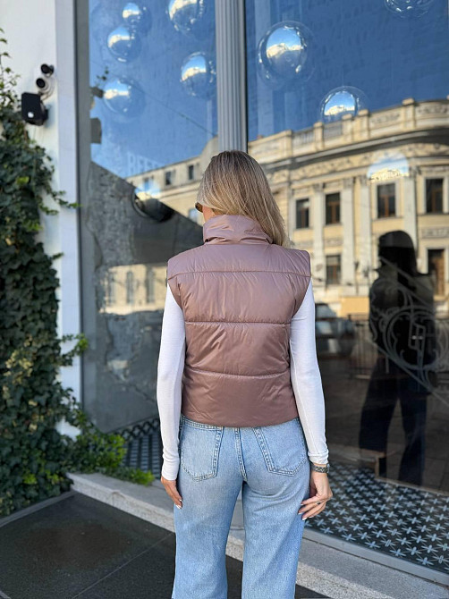 Жіноча утеплена жилетка на блискавці плащівка лак на синтепоні Капучино, 42 Одеса - фото 2