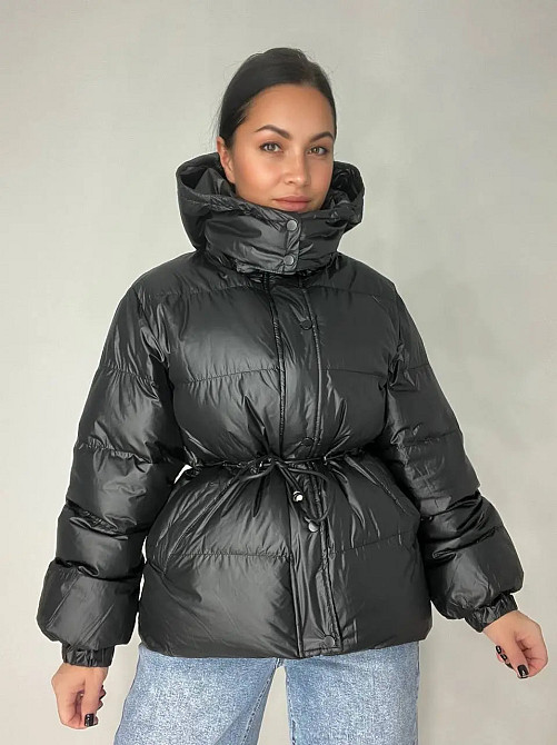 Куртка жіноча Fashion 2401 глянцева подовжена з капюшоном пояс шнурок чорна, чорний, L Київ - фото 18