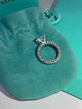 Кольцо Tiffany, серебро 925 пробы. Крупный циркон и мелкие цирконы по ребру кольца / упаковано в мешочек Одесса