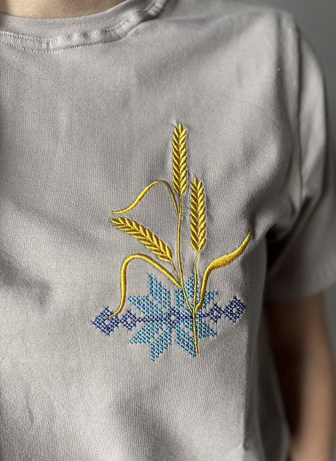 Жіноча бежева вишита футболка вишиванка з ніжним голубим орнаментом Київ - фото 3