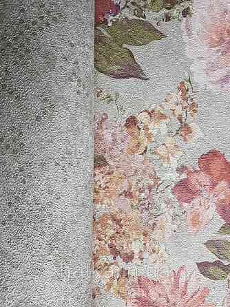 Шпалери вінілові на флізелін GranDeco Dorina метрові квіти великі рожеві, бузкові на пісочно оливковому тлі Київ