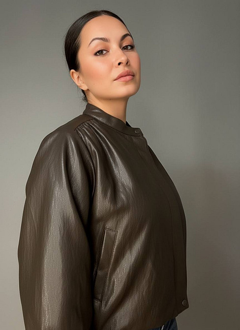 Куртка жіноча Ou Mai 3351 з екошкіри бомбер на блискавці комір-стійка оверсайз коричнева, коричневий, L Київ - фото 9