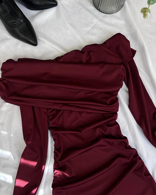 Женское изысканное платье макси с драпировкой микродайвинг Бордовый, 42/44 Одесса - изображение 2