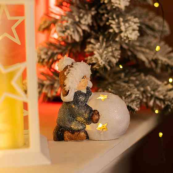 Новорічна фігурка з підсвіткою Дівчинка зі сніговою кулею з фарфори 11×7×12 (см) новорічний декор для дому на подарунок CR-5-12 Коломыя