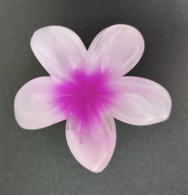 Заколка-крабік квітка Білий з малиновою серединкою Смела - изображение 1