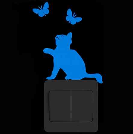 Фосфорна наклейка Кіт з метеликами 10 на 10 см блакитний Київ