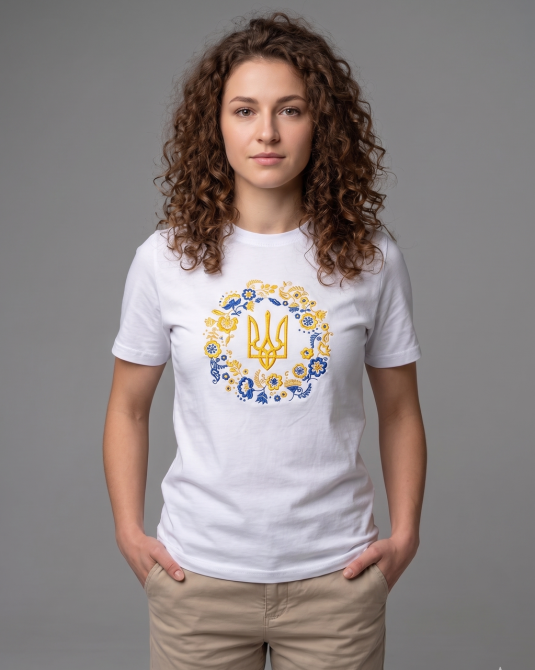 Женская Футболка белая женская вышитая гладью с большим трезубцем и голубовато-желтым веночком 3XL Киев - изображение 3