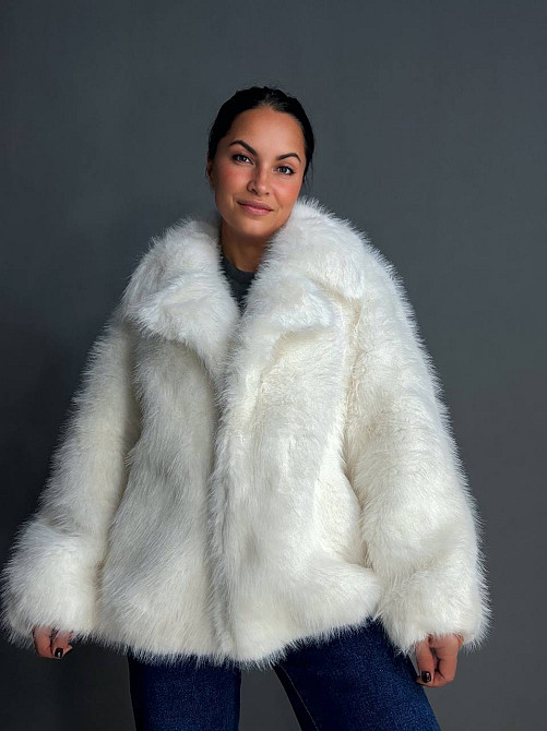 Шуба жіноча Fancy Matinee 5902 оверсайз з кишенями біла, білий, M Київ - фото 9