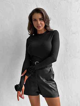 Жіночий лонгслів із витонченими трояндами на руках трикотаж масло Чорний Одеса