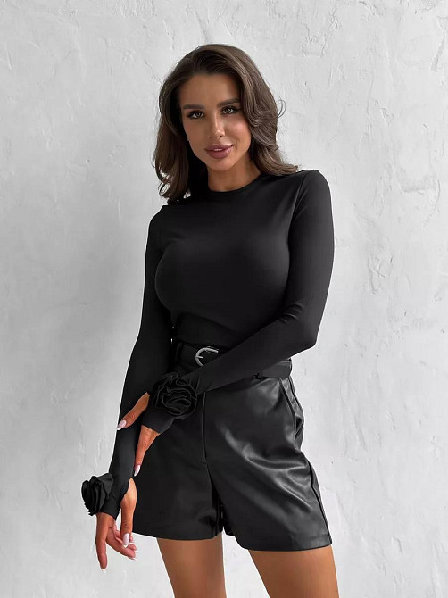 Женский лонгслив с изящными розами на руках трикотаж масло Черный Одесса - изображение 5