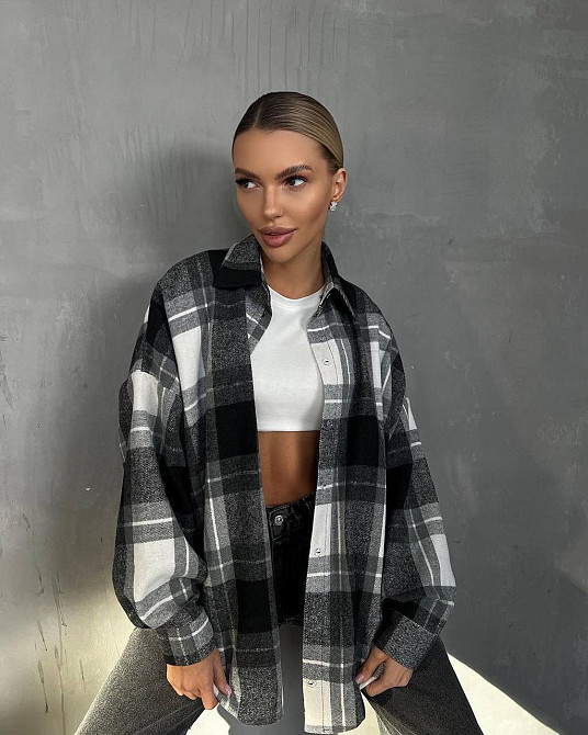 Жіноча трендова сорочка вільного крою з принтом клітинка Одеса - фото 3