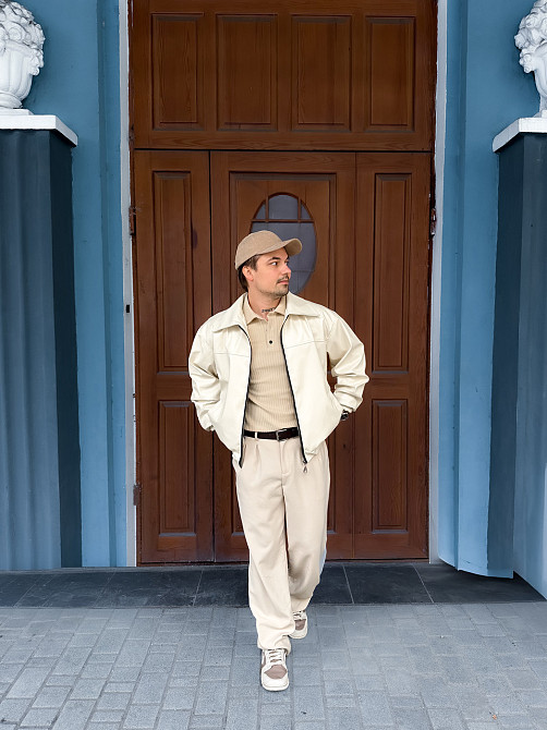 Мужская демисезонная куртка из экокожи свободной посадки с отложным воротником (молочная) S Одесса - изображение 10