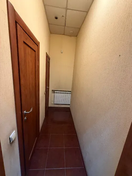 Здам приміщення в центрі міста. Театральний бульвар. 84 м2. Червона лінія з окремим входом, величезні вікна. 15 кВт електрики, вода і туалет. Дніпро - фото 9